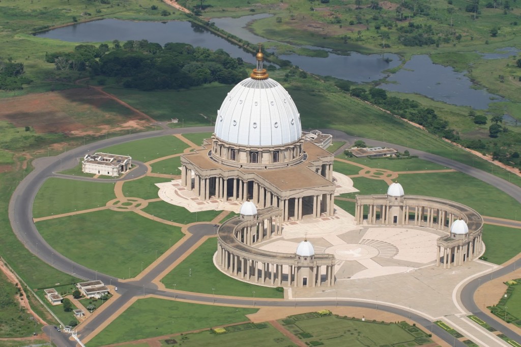 Basílica de Nossa Senhora da Paz - Maior igreja do mundo 